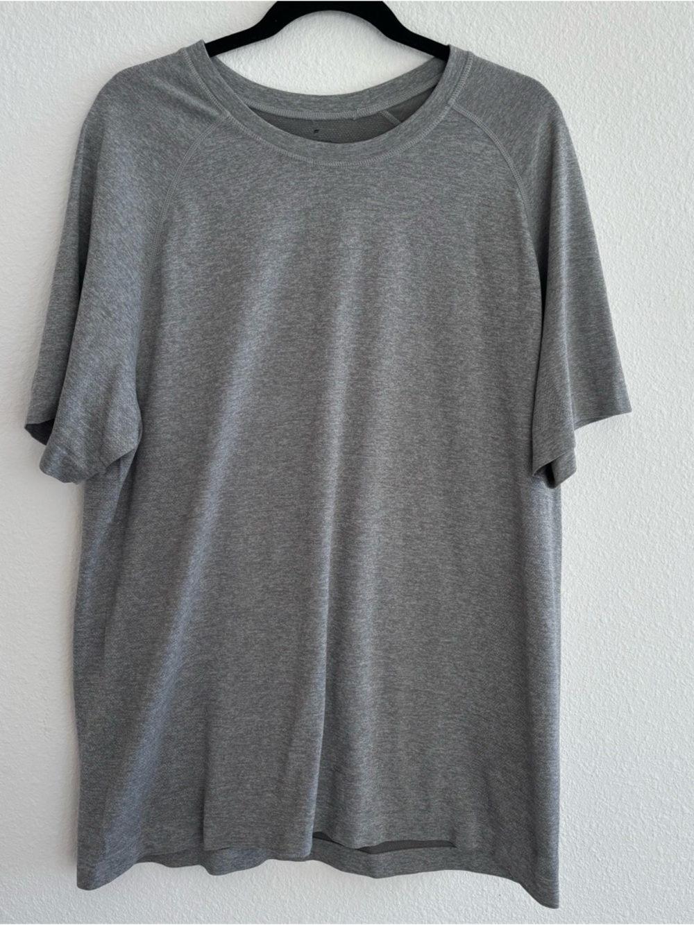 Fabletics Men’s Gray Athletic T-Shirt Short Sleeve Workout Training Top